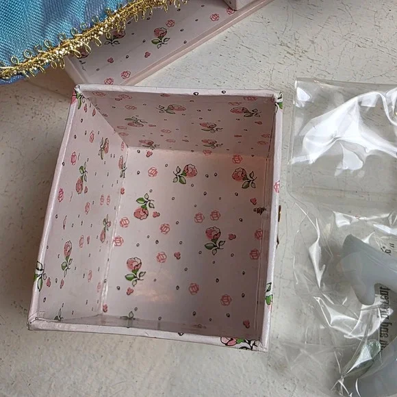 Vintage 10" Porcelain Snow White Style Doll 2 Extra Outfits & Music Box Trunk‎ - Picture 10 of 16